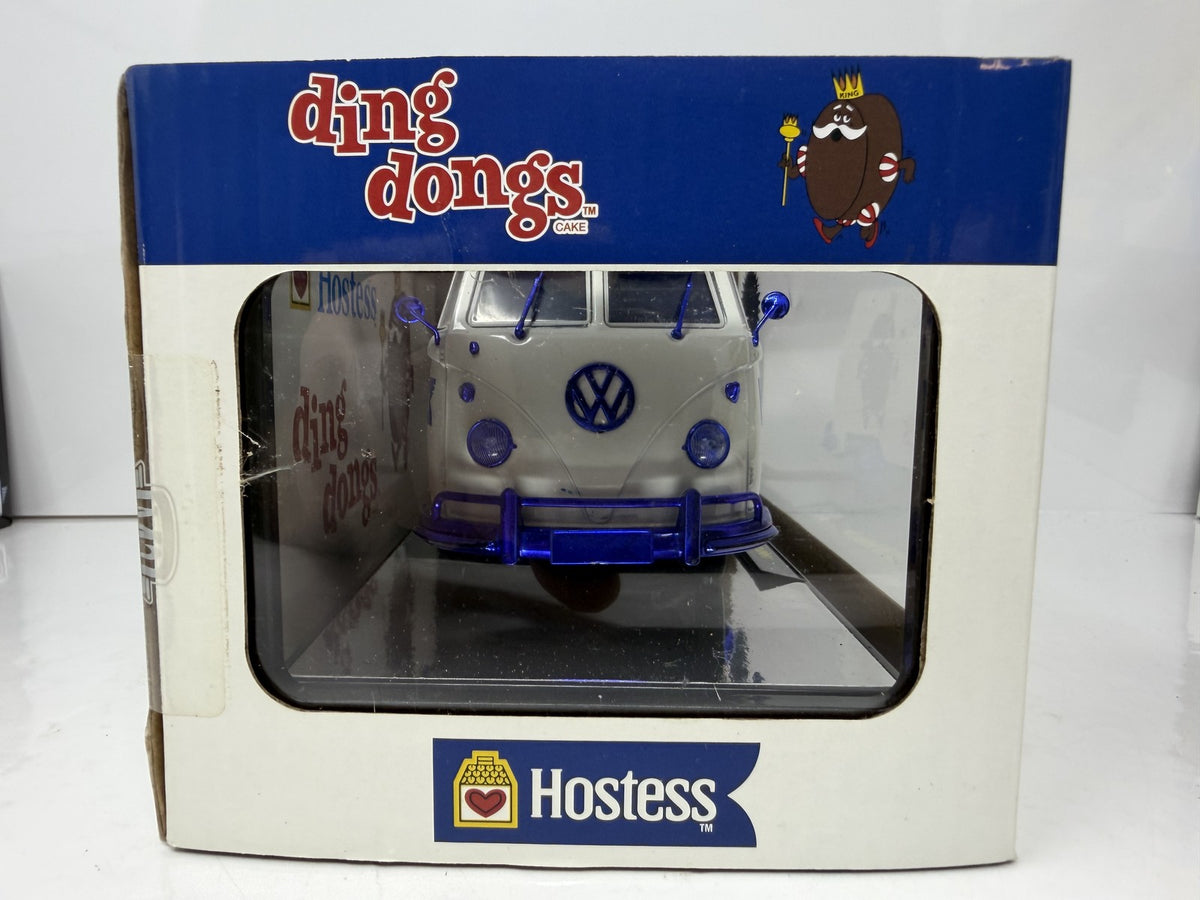 M2 Machines Hostess 1960 Volkswagen Delivery Van CHASE 1:24 Diecast White Blue