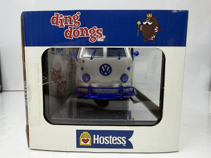 M2 Machines Hostess 1960 Volkswagen Delivery Van CHASE 1:24 Diecast White Blue