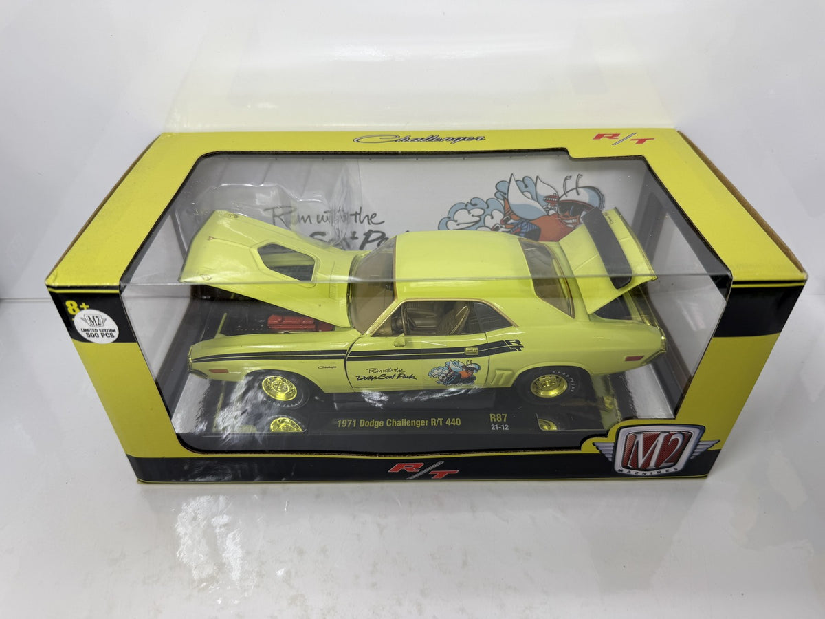 M2 Machines Scat Pack 1971 Dodge Challenger R/T 440 CHASE 1:24 Diecast Yellow