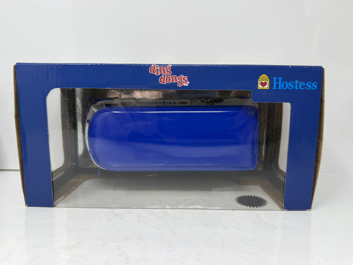 M2 Machines Hostess 1960 Volkswagen Delivery Van CHASE 1:24 Diecast White Blue