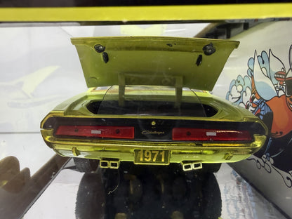M2 Machines Scat Pack 1971 Dodge Challenger R/T 440 CHASE 1:24 Diecast Yellow