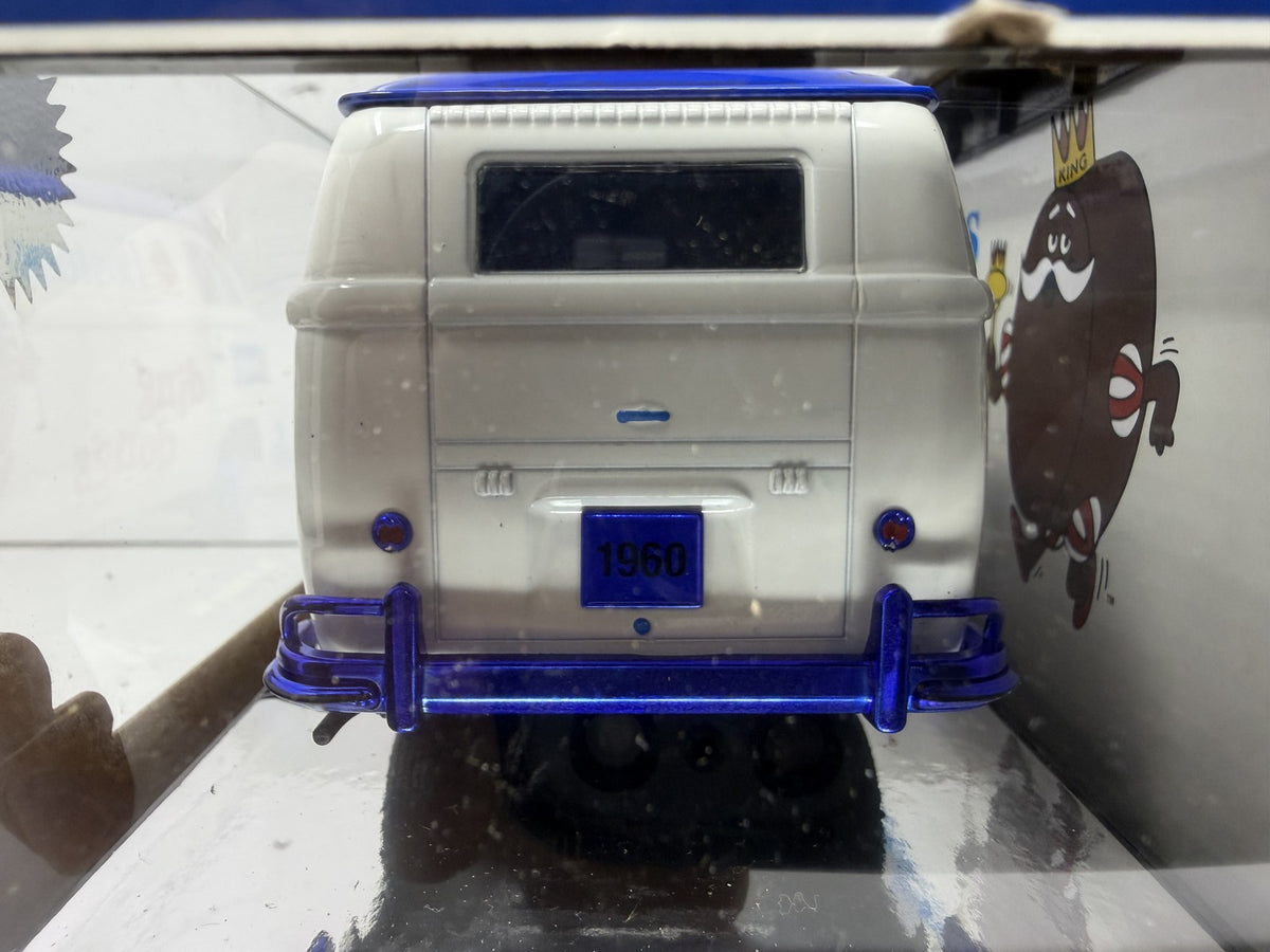 M2 Machines Hostess 1960 Volkswagen Delivery Van CHASE 1:24 Diecast White Blue
