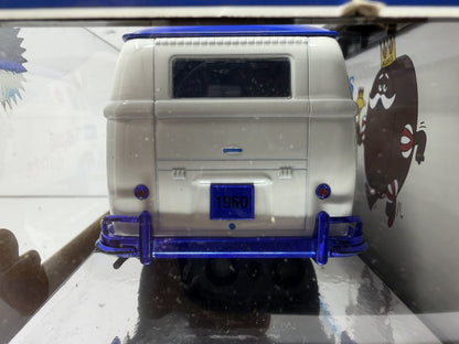 M2 Machines Hostess 1960 Volkswagen Delivery Van CHASE 1:24 Diecast White Blue