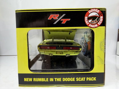 M2 Machines Scat Pack 1971 Dodge Challenger R/T 440 CHASE 1:24 Diecast Yellow