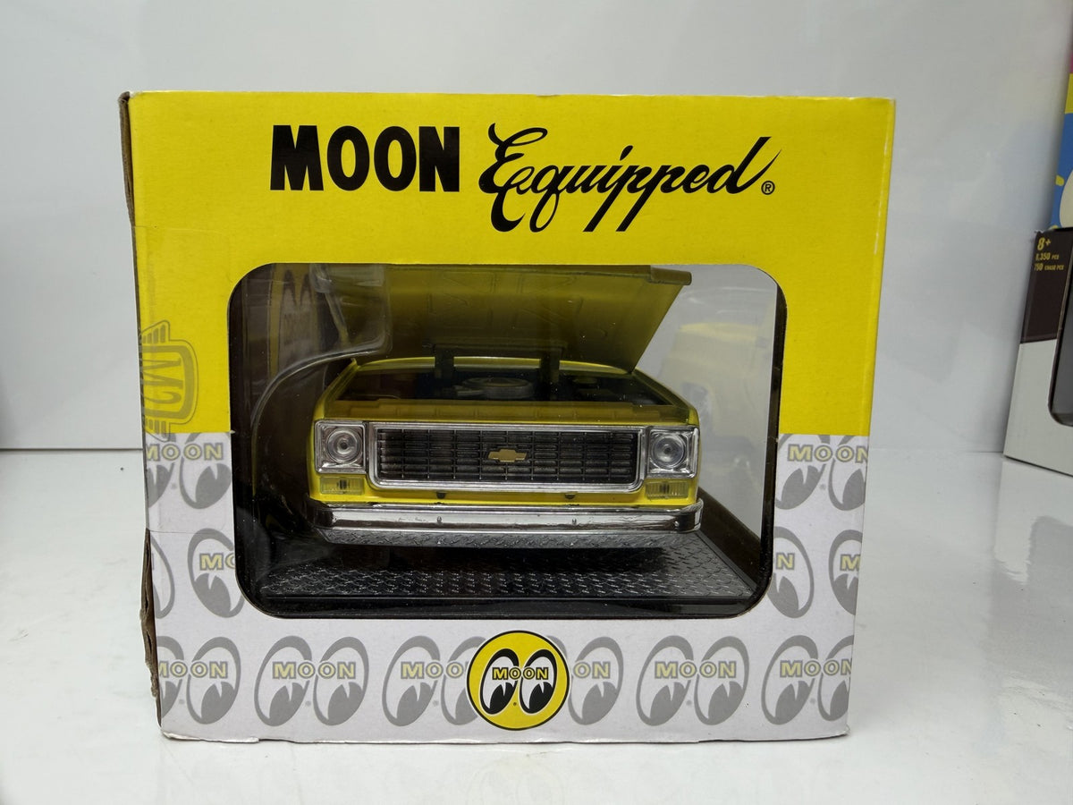 M2 Machines Mooneyes 1973 Chevrolet Cheyenne 10 1:24 Diecast Yellow