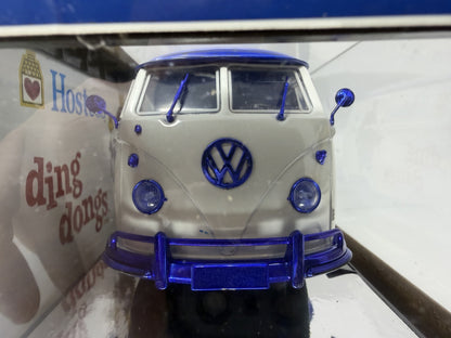 M2 Machines Hostess 1960 Volkswagen Delivery Van CHASE 1:24 Diecast White Blue