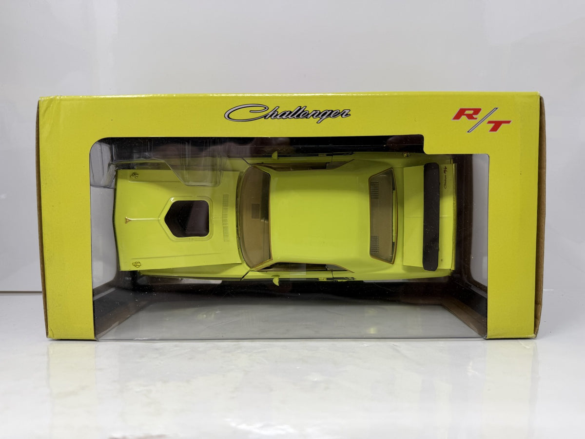 M2 Machines Scat Pack 1971 Dodge Challenger R/T 440 CHASE 1:24 Diecast Yellow