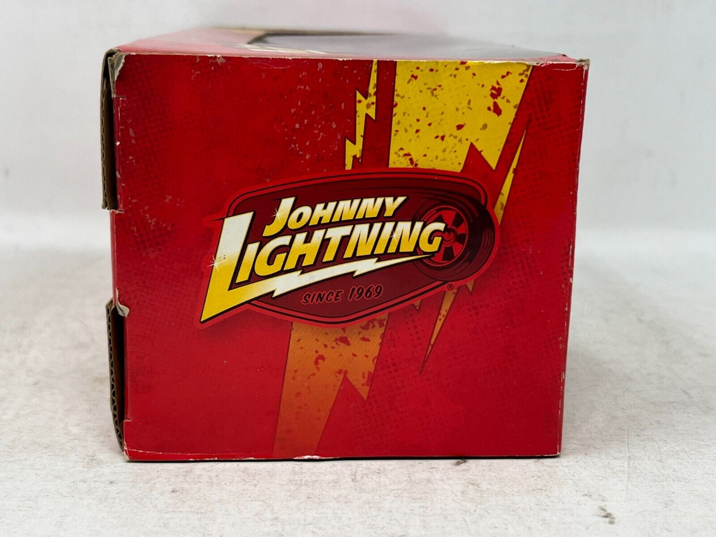 Johnny Lightning 1970 Dodge Challenger RT 1:24 Diecast