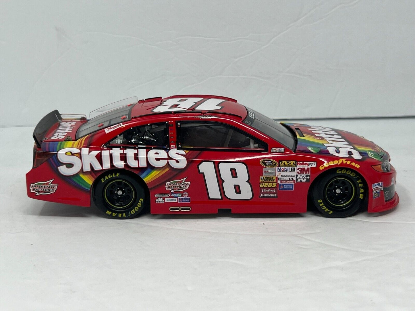 Lionel Nascar #18 Kyle Busch Skittles 2014 Toyota Camry 1:24 Diecast