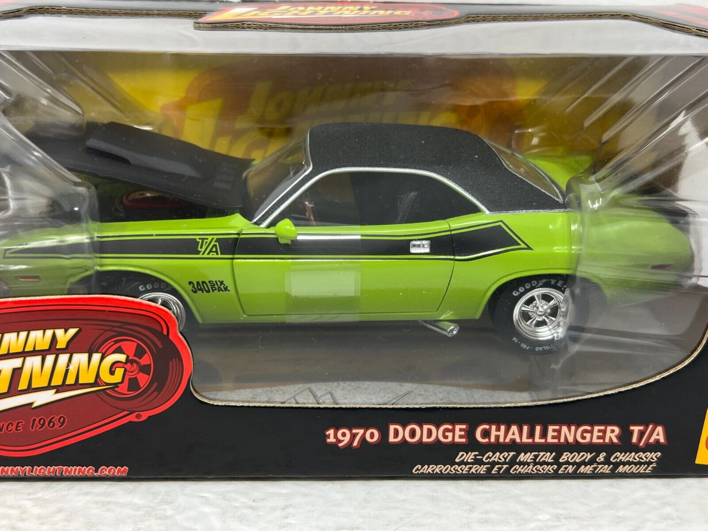 Johnny Lightning 1970 Dodge Challenger T/A 1:24 Diecast