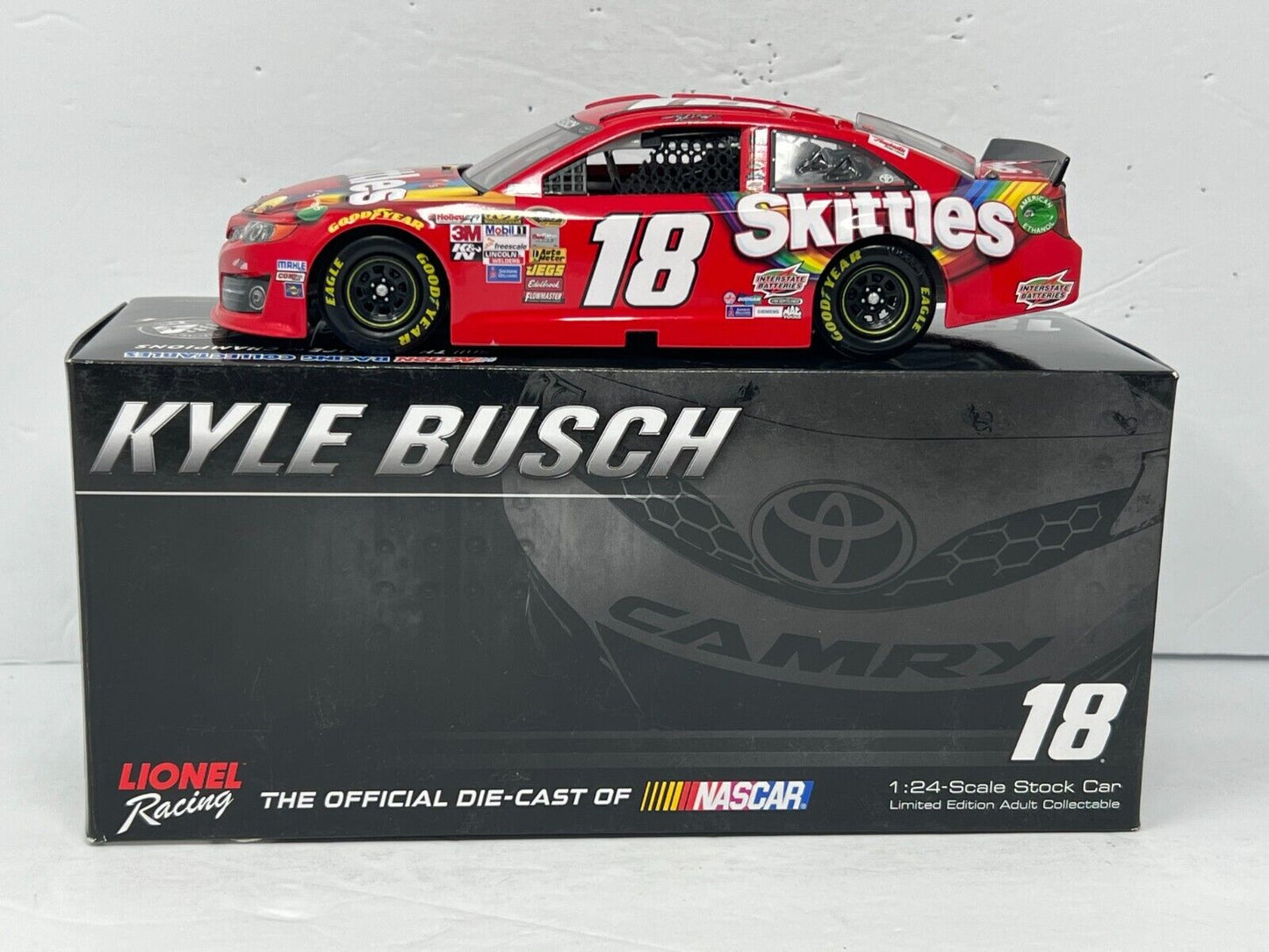 Lionel Nascar #18 Kyle Busch Skittles 2014 Toyota Camry 1:24 Diecast