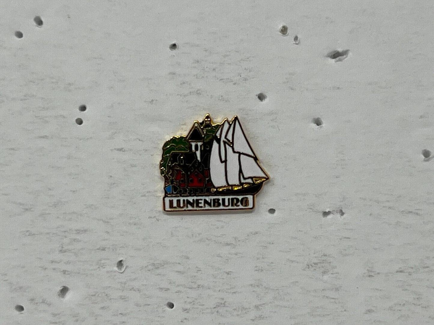 Lunenburg Nova Scotia Souvenir Cities & States Lapel Pin SP1