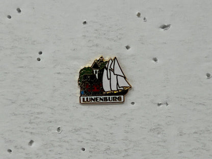 Lunenburg Nova Scotia Souvenir Cities & States Lapel Pin SP1