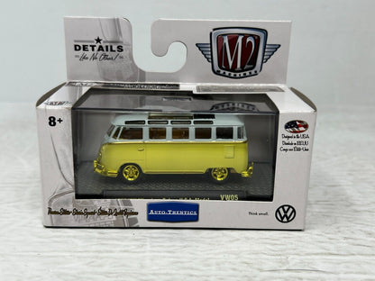 M2 Machines Autothentics 1959 VW Microbus Deluxe U.S.A. Model CHASE 1:64 Diecast