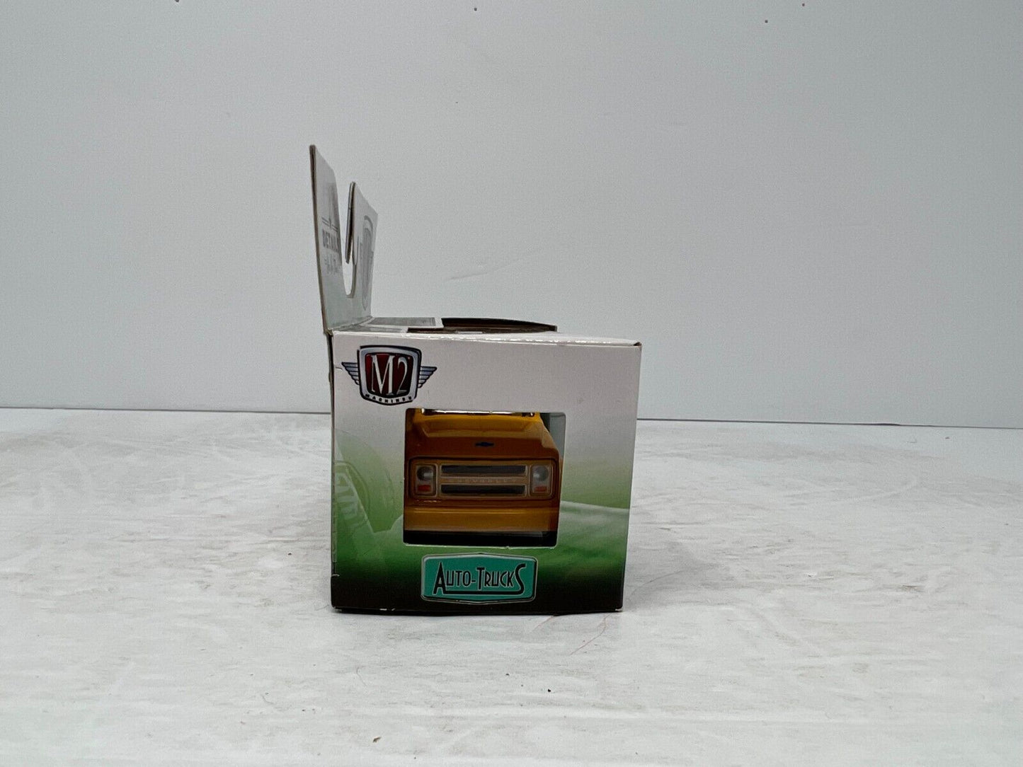 M2 Machines Auto-Trucks 1970 Chevrolet C60 Truck R48 1:64 Diecast