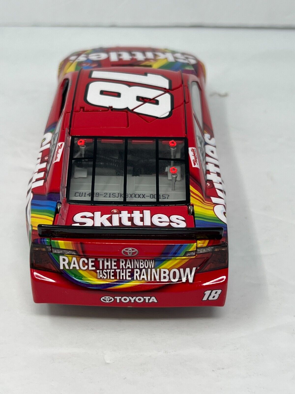 Lionel Nascar #18 Kyle Busch Skittles 2014 Toyota Camry 1:24 Diecast