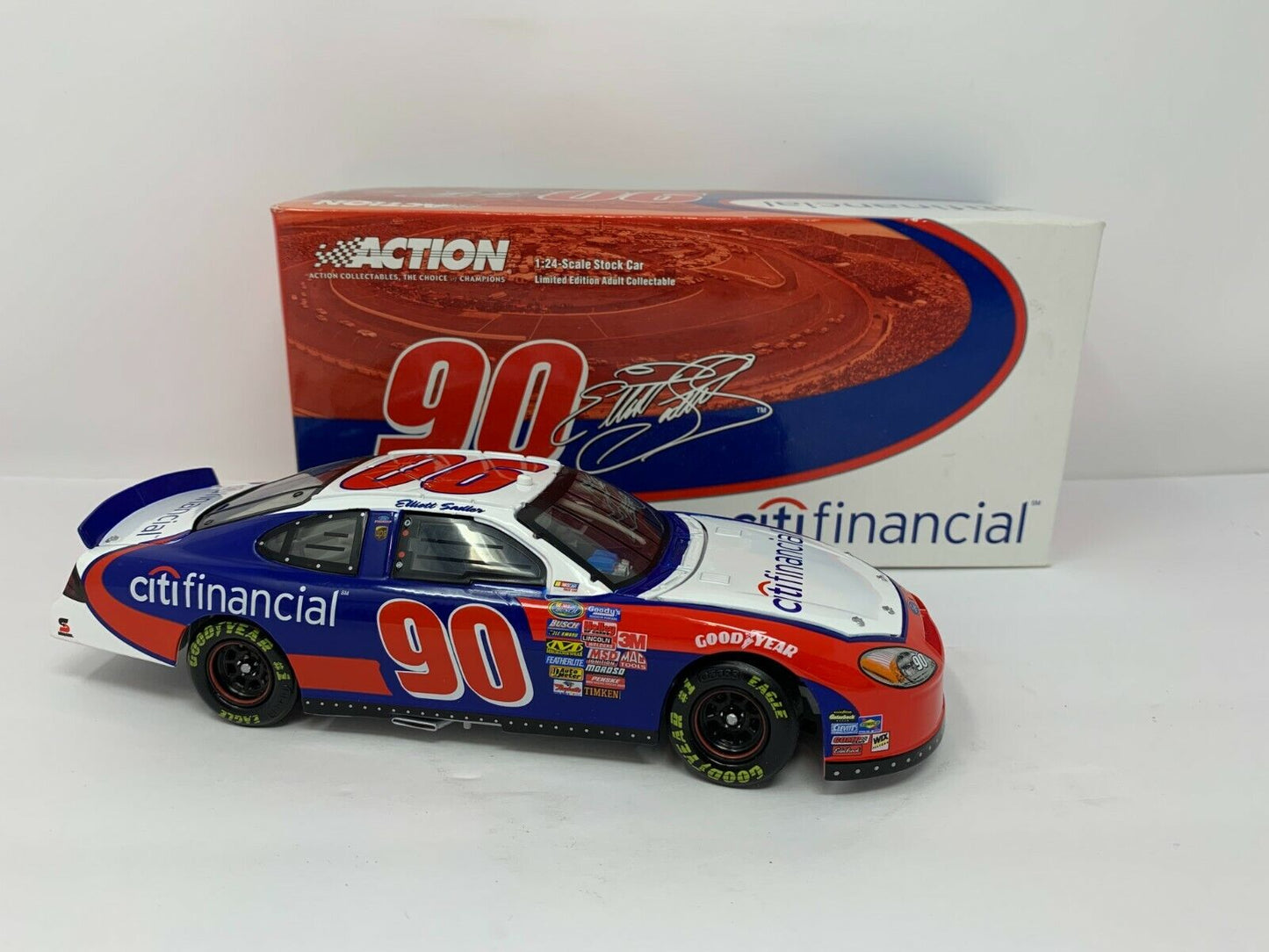 Action Nascar #90 Elliott Sadler CitiFinancial 2005 Ford Taurus 1:24 Diecast