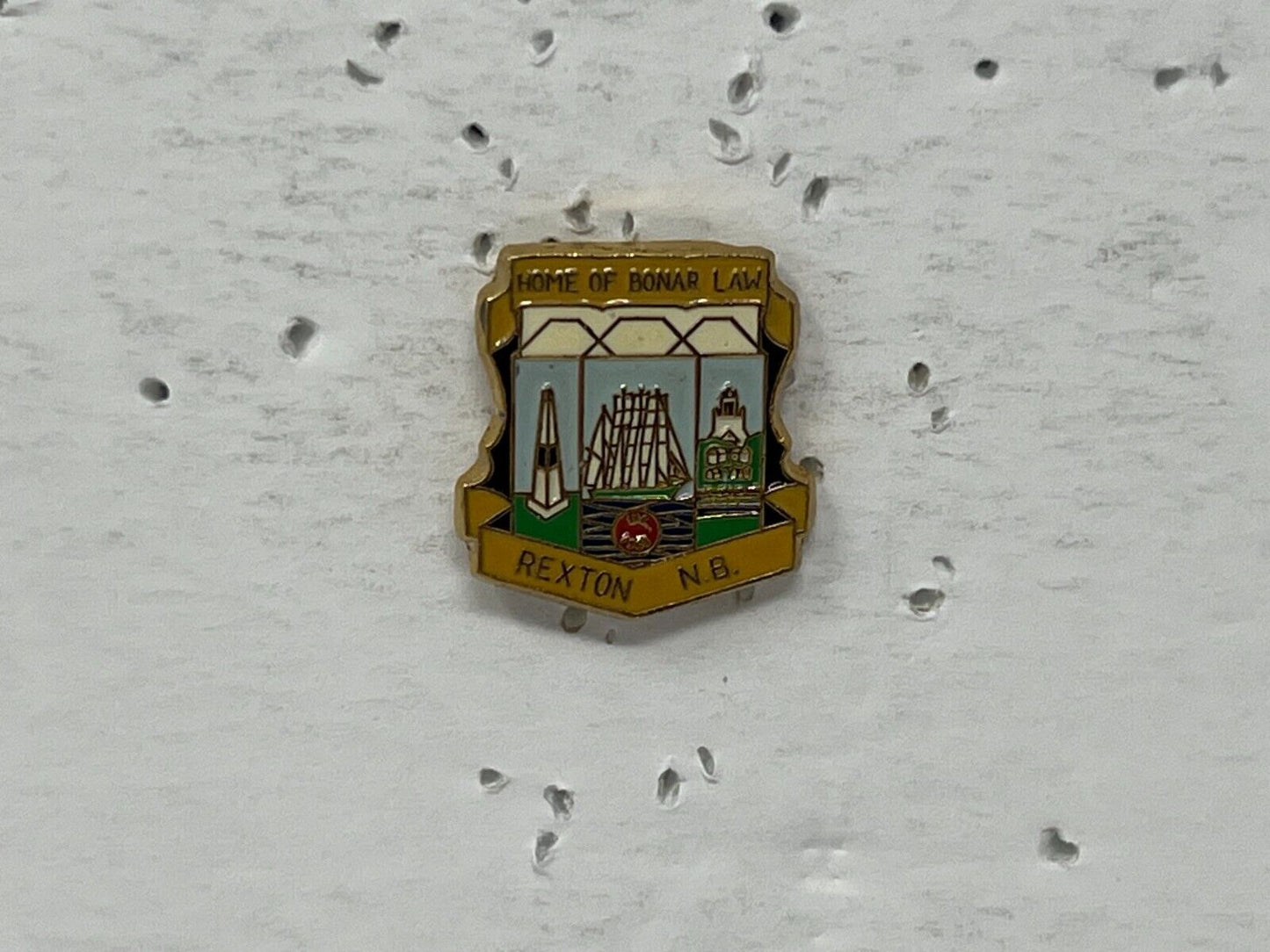 Rexton New Brunswick Home of Bonar Law Souvenir Cities & States Lapel Pin SP2