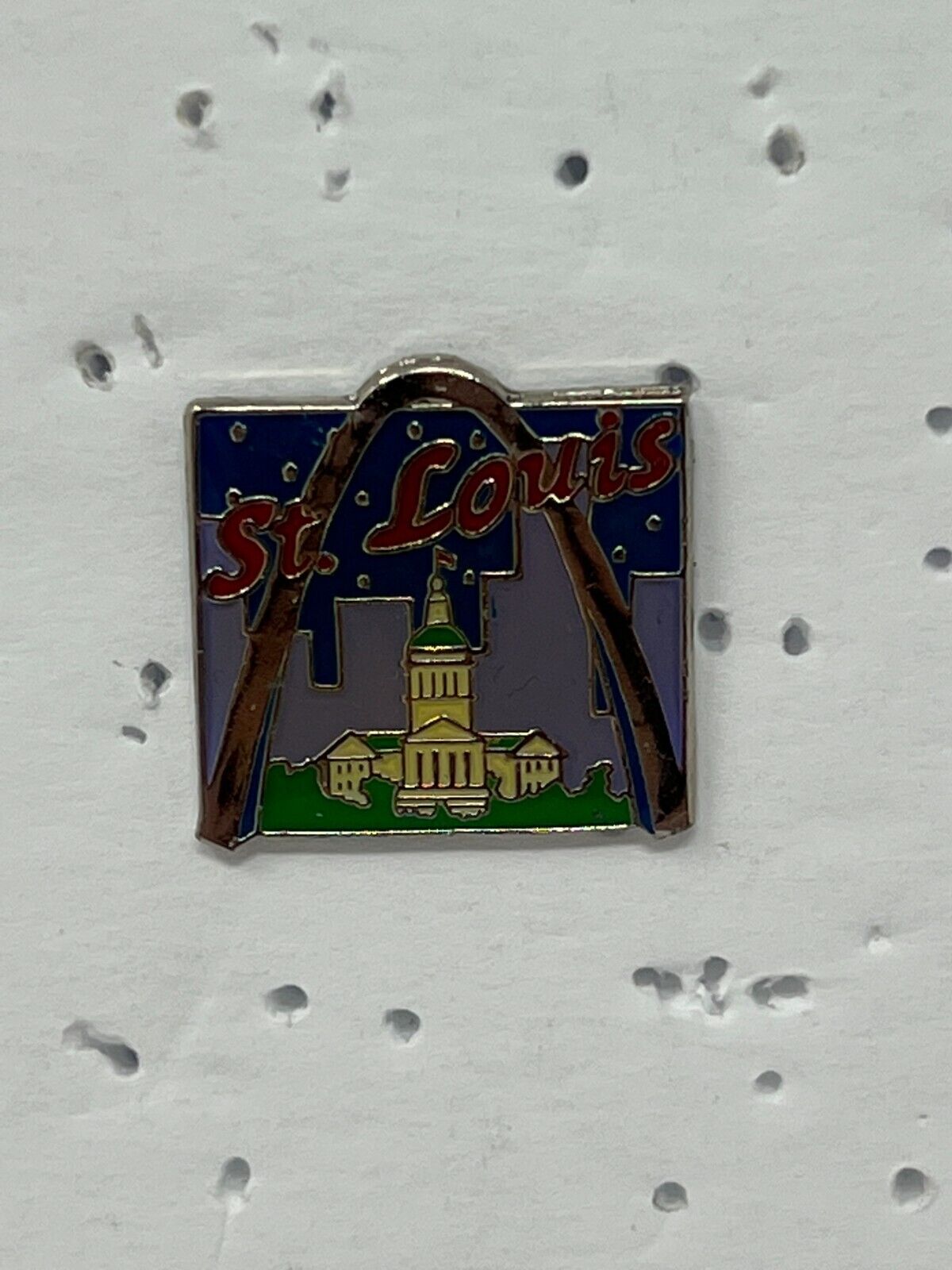 St. Louis Gateway Arch Tourist Souvenir Cities & States Lapel Pin P1