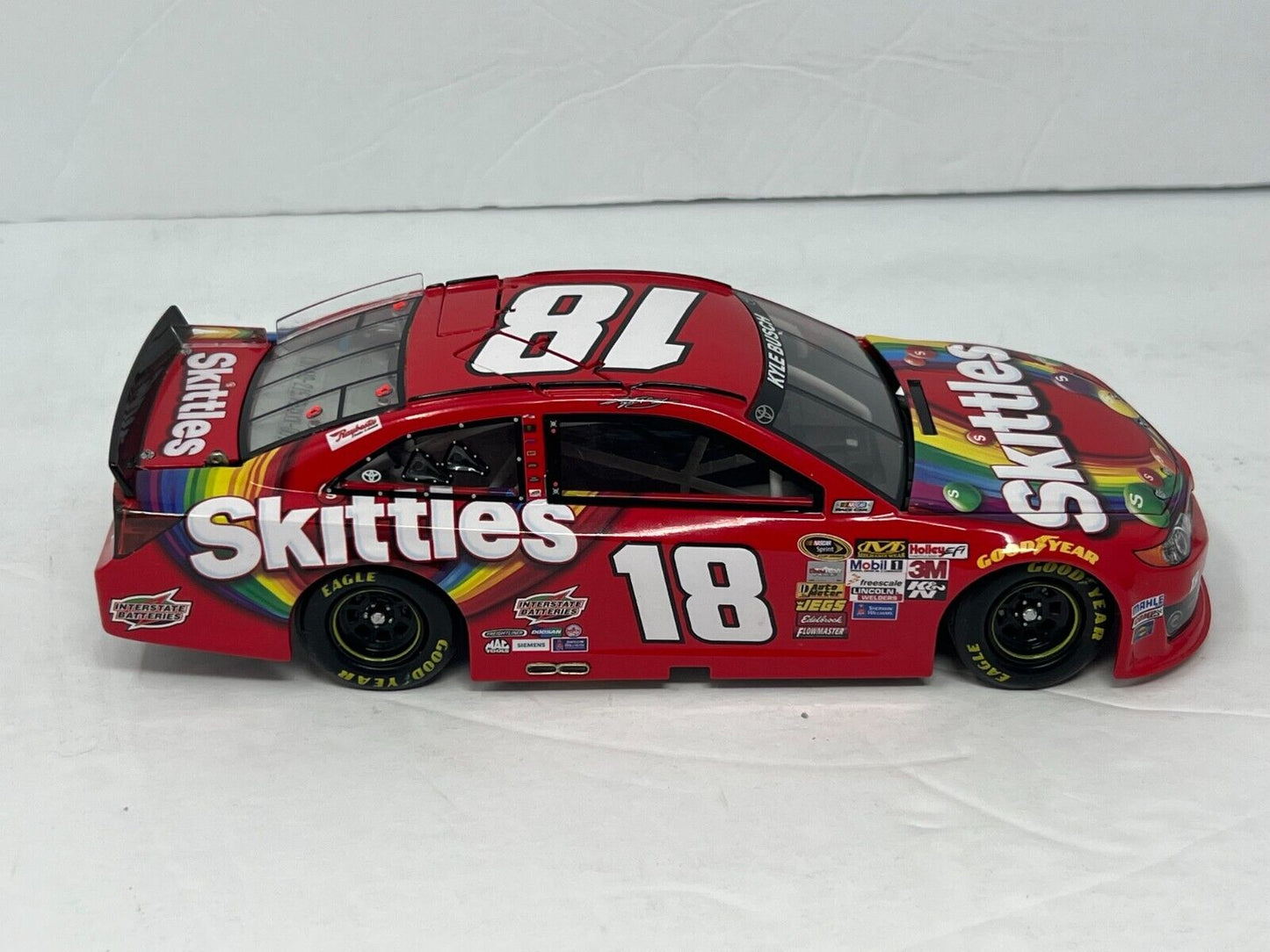 Lionel Nascar #18 Kyle Busch Skittles 2014 Toyota Camry 1:24 Diecast