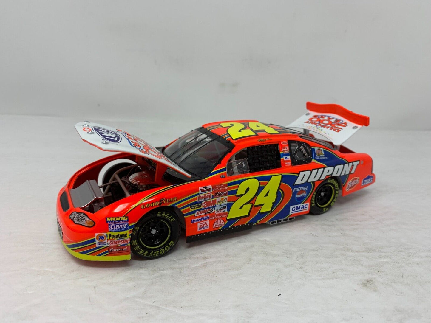 Action Nascar #24 Jeff Gordon DuPont 200th Anniversary 2002 Chevy 1:24 Diecast