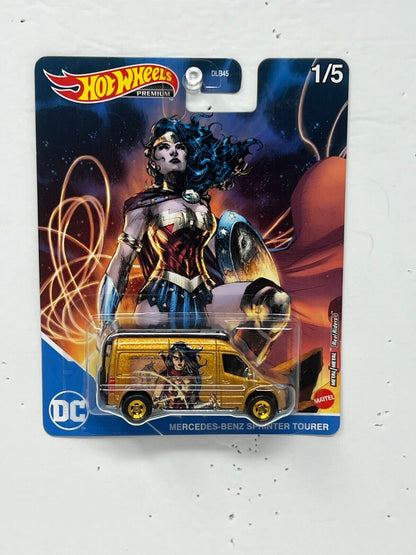 Hot Wheels Premium DC Wonder Woman Mercedes-Benz Pop Culture 1:64 Diecast