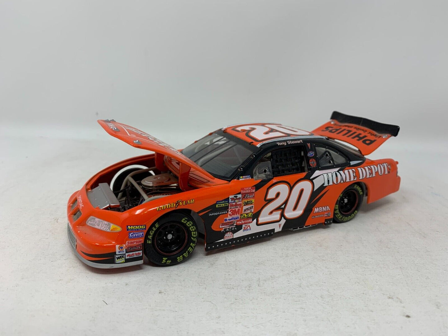 Action Nascar #20 Tony Stewart The Home Depot 1:24 Diecast & McFarlane Figure