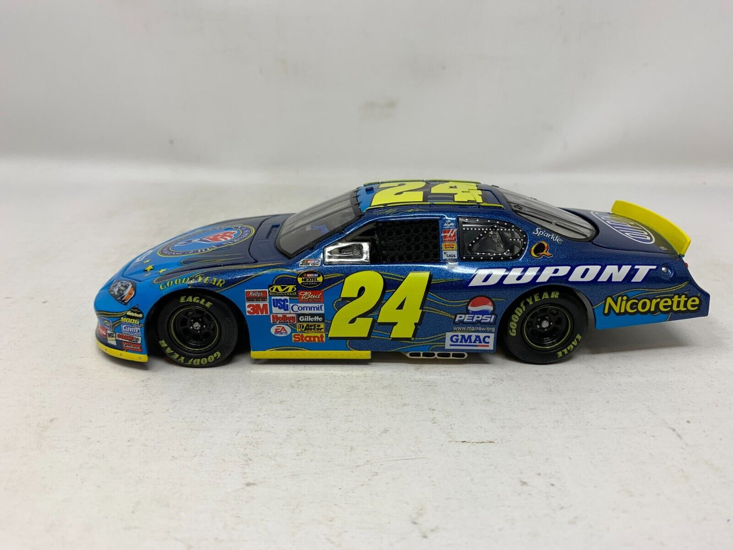 Motorsports Authentics #24 Jeff Gordon Dupont Military Monte Carlo 1:24 Diecast