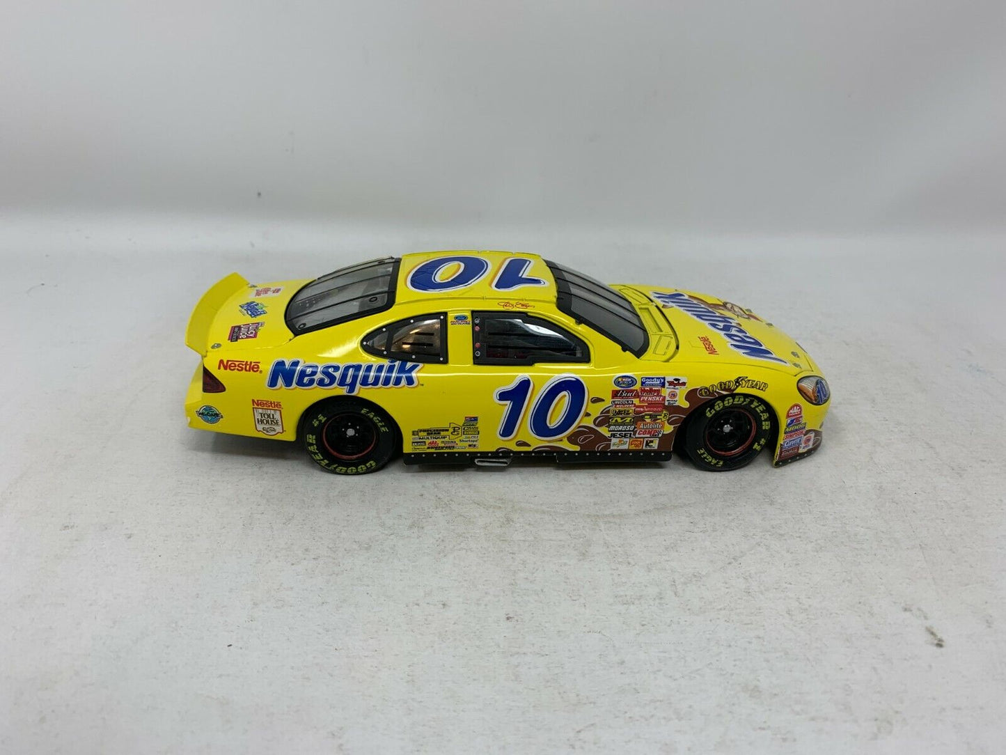 Action Nascar #10 Jeff Green Nestle Nesquik 2001 Ford Taurus 1:24 Diecast