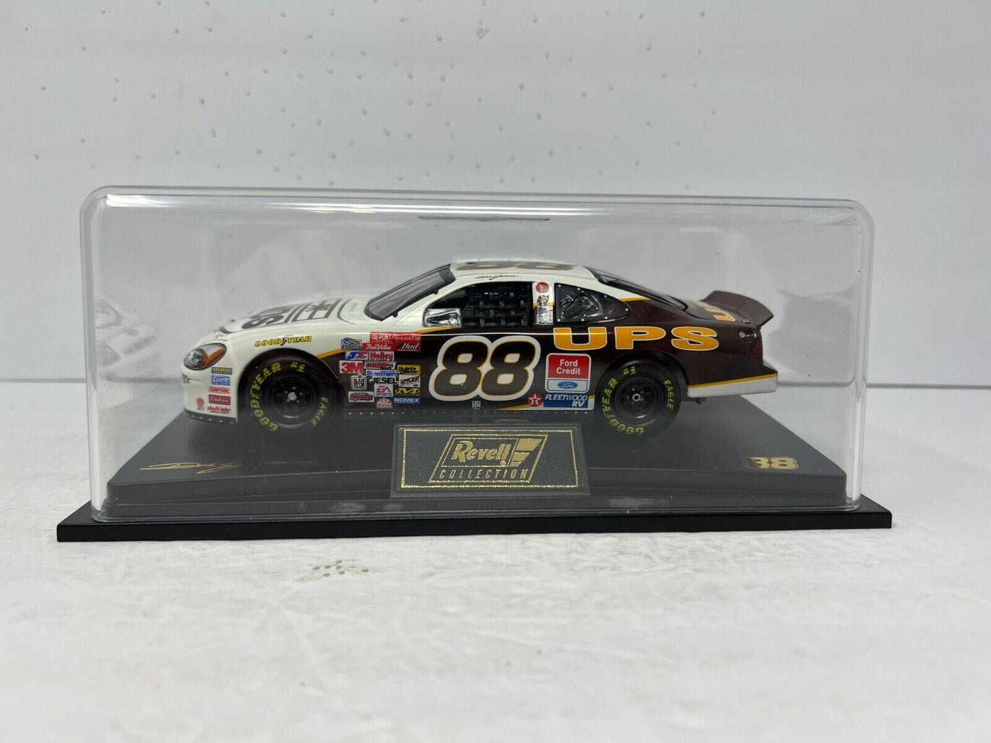 Revell Nascar #88 Dale Jarrett UPS 2001 Ford Taurus 1:24 Diecast