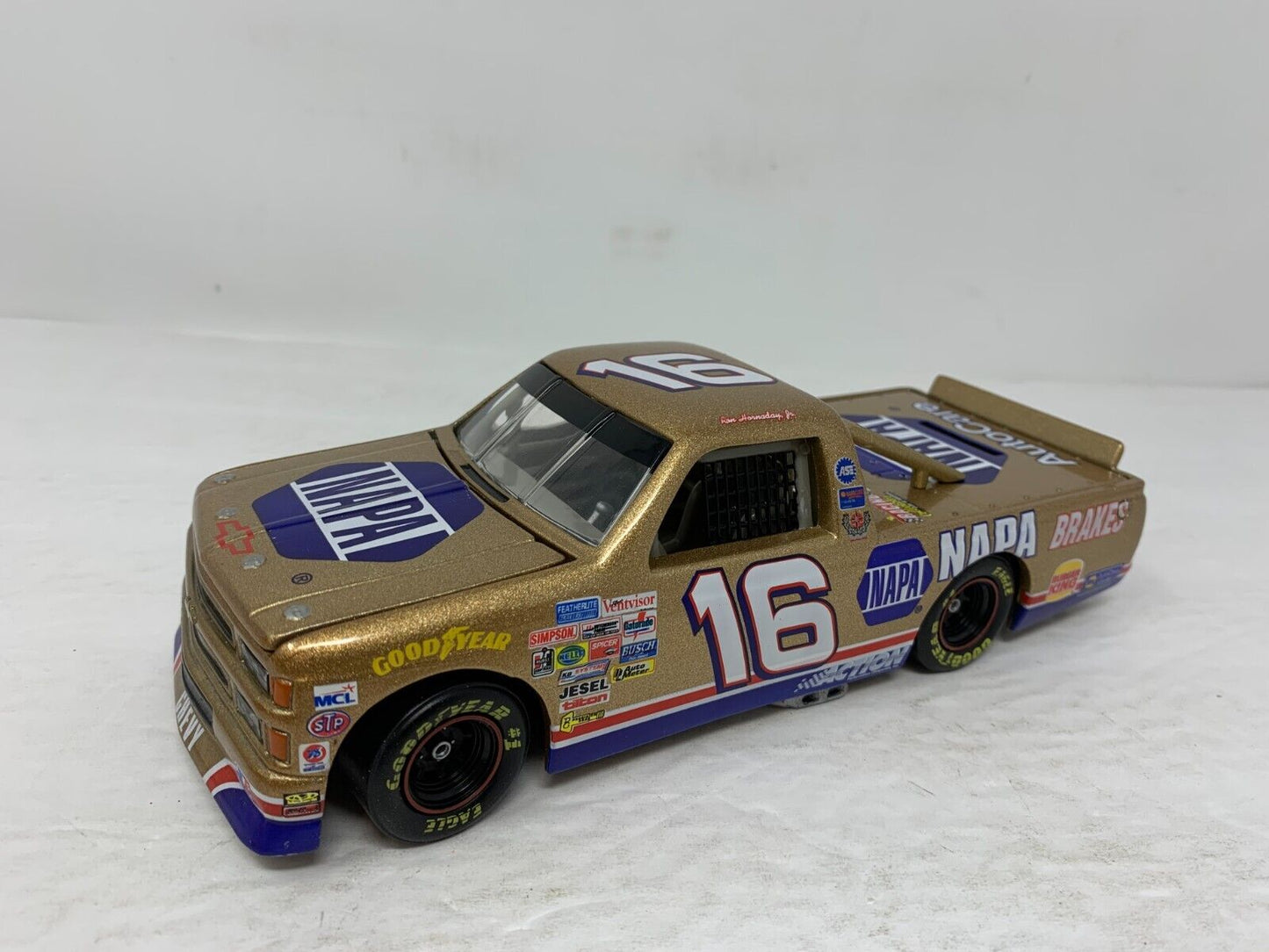 Action Nascar #16 Ron Hornaday Napa Gold 1997 Chevy Race Track BANK 1:24 Diecast