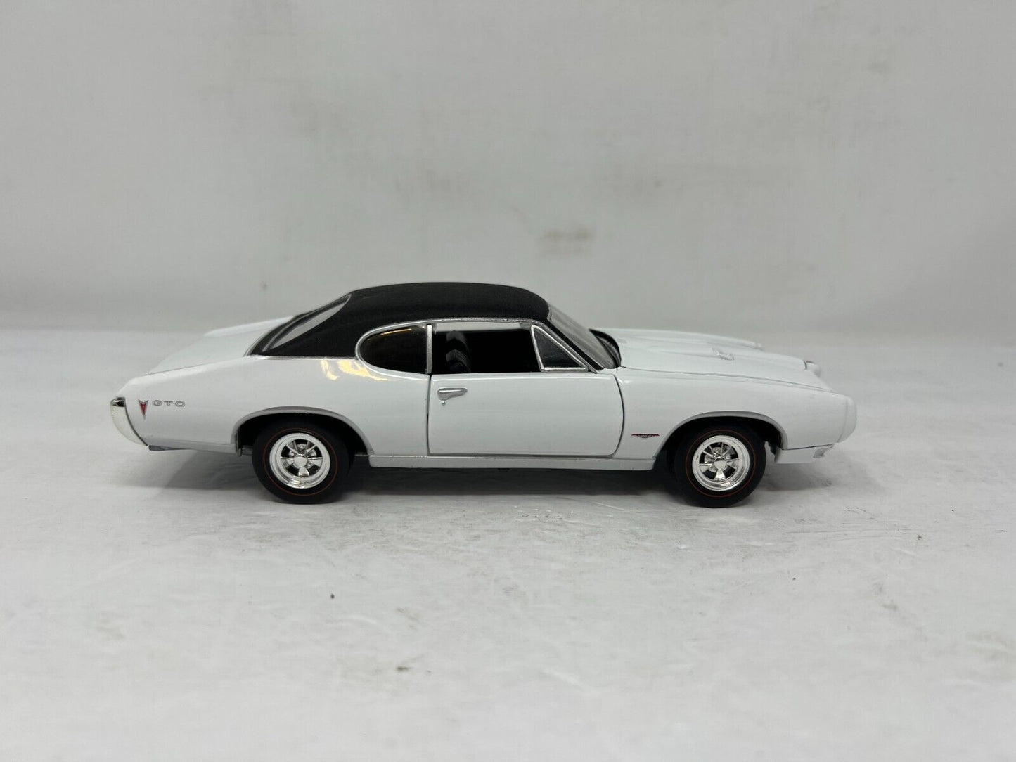 Johnny Lightning 1968 Pontiac GTO 1:24 Diecast