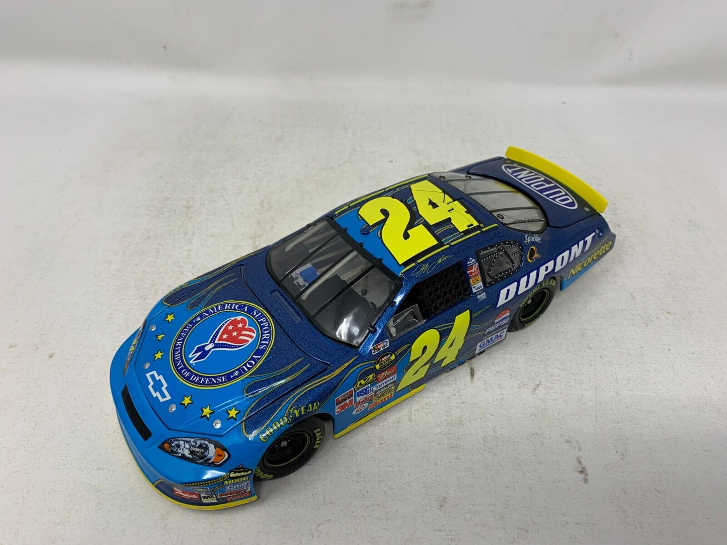 Motorsports Authentics #24 Jeff Gordon Dupont Military Monte Carlo 1:24 Diecast