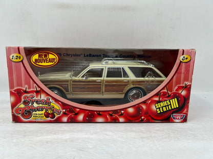 Motormax Fresh Cherries 1979 Chrysler LeBaron Town & Country Wagon 1:24 Diecast