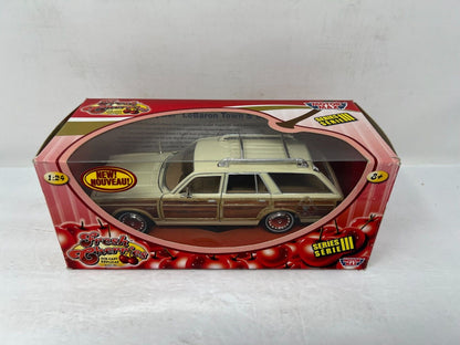 Motormax Fresh Cherries 1979 Chrysler LeBaron Town & Country Wagon 1:24 Diecast