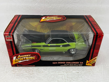 Johnny Lightning 1970 Dodge Challenger T/A 1:24 Diecast