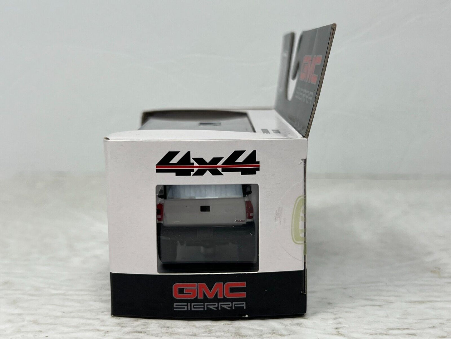 M2 Machines 1998 GMC Sierra 1500 4x4 164 Diecast