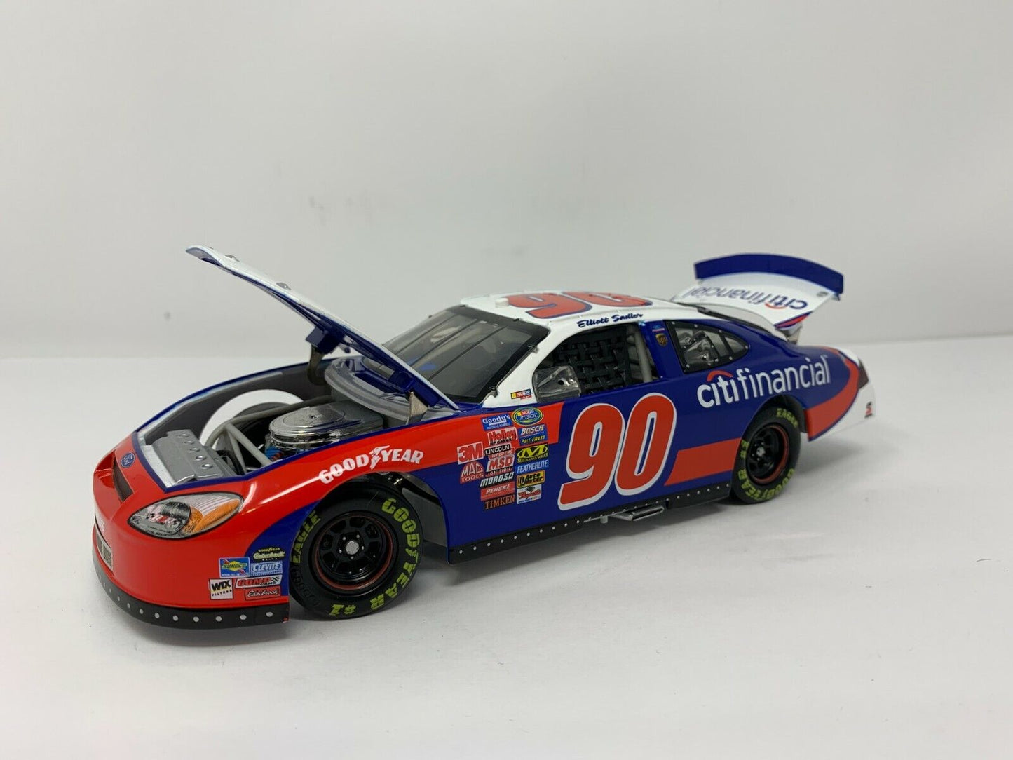 Action Nascar #90 Elliott Sadler CitiFinancial 2005 Ford Taurus 1:24 Diecast