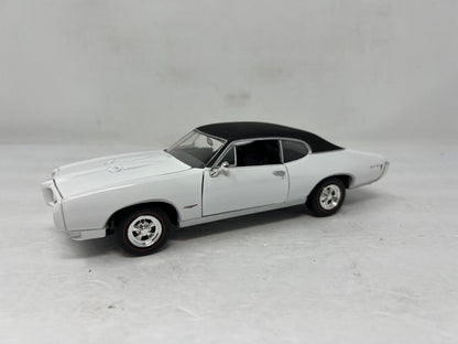 Johnny Lightning 1968 Pontiac GTO 1:24 Diecast