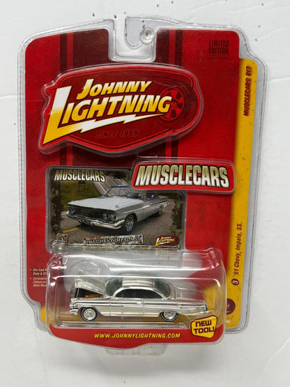 Johnny Lightning Musclecars '61 Chevy Impala SS 1:64 Diecast