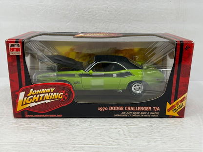 Johnny Lightning 1970 Dodge Challenger T/A 1:24 Diecast