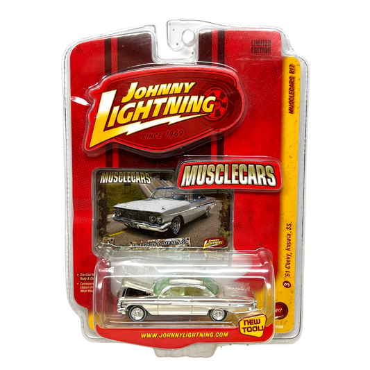 Johnny Lightning Musclecars '61 Chevy Impala SS 1:64 Diecast