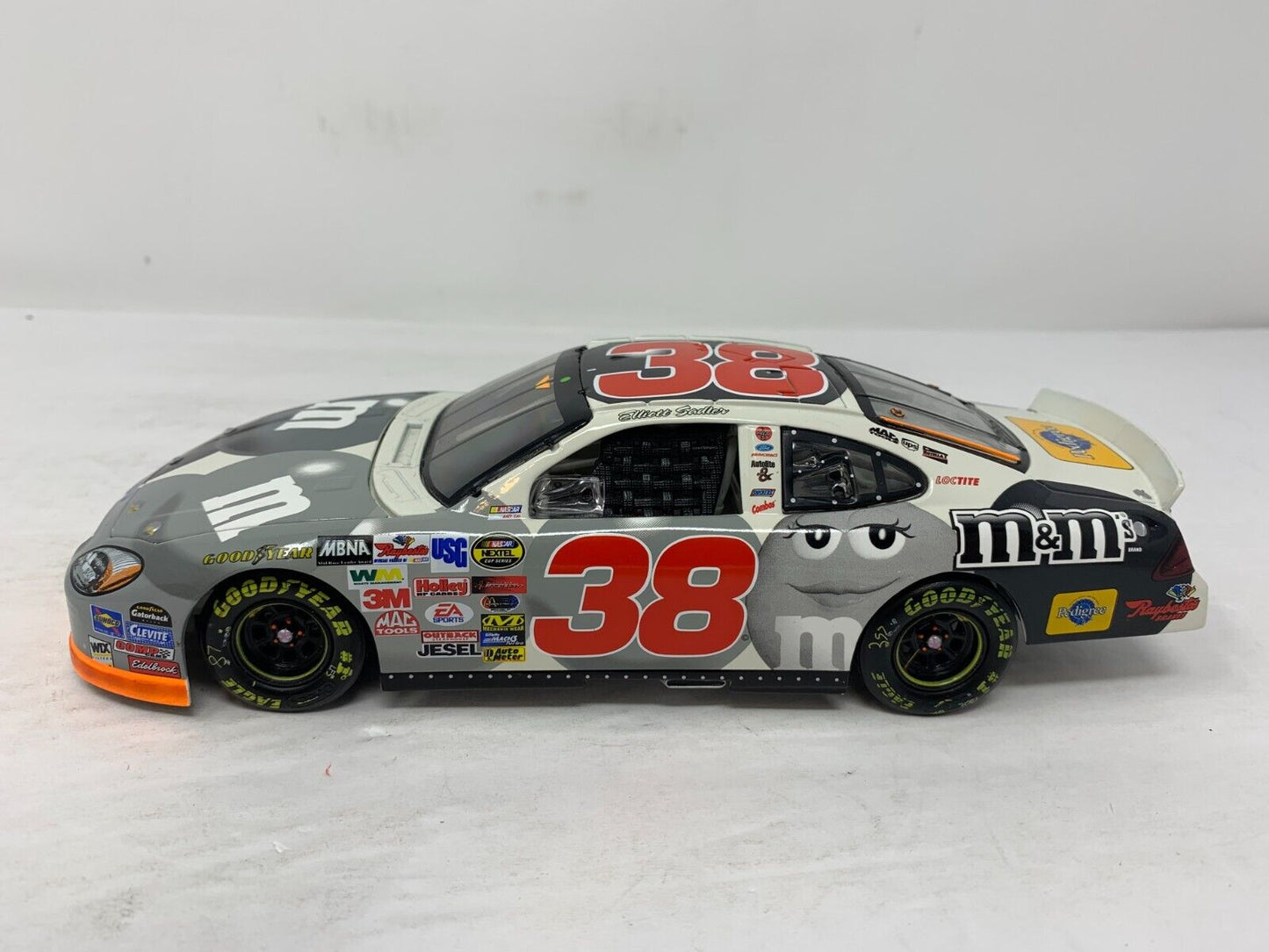 Action Nascar #38 Elliott Sadler M&M's Raced Version BANK 1:24 Diecast & Figure