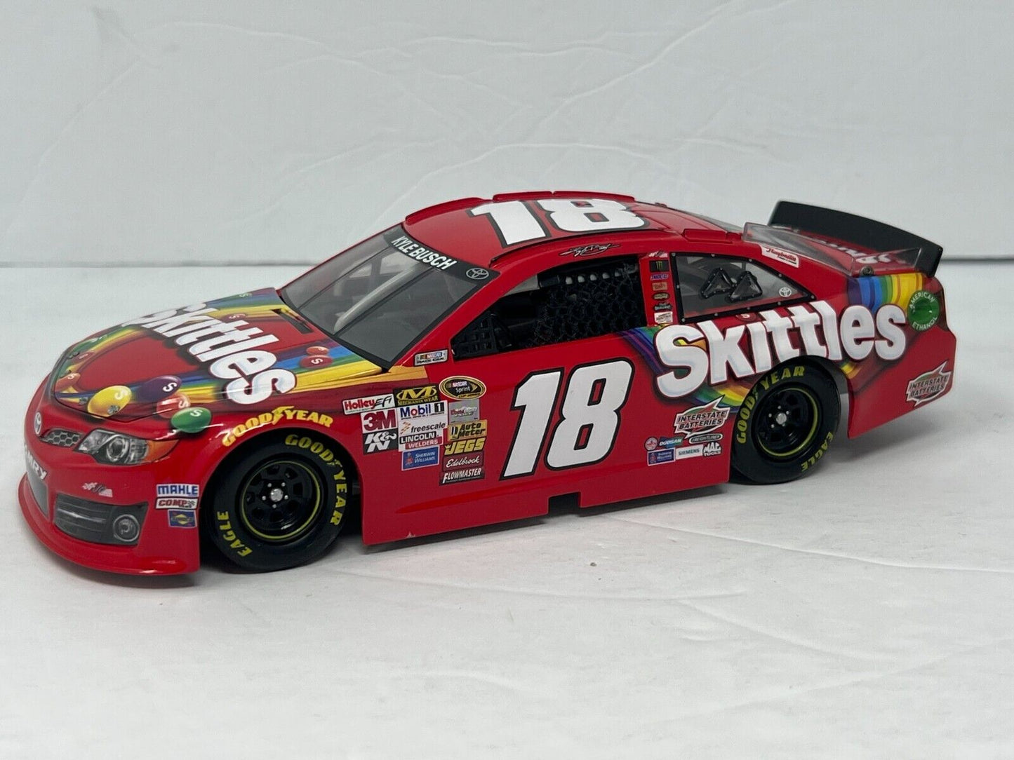 Lionel Nascar #18 Kyle Busch Skittles 2014 Toyota Camry 1:24 Diecast