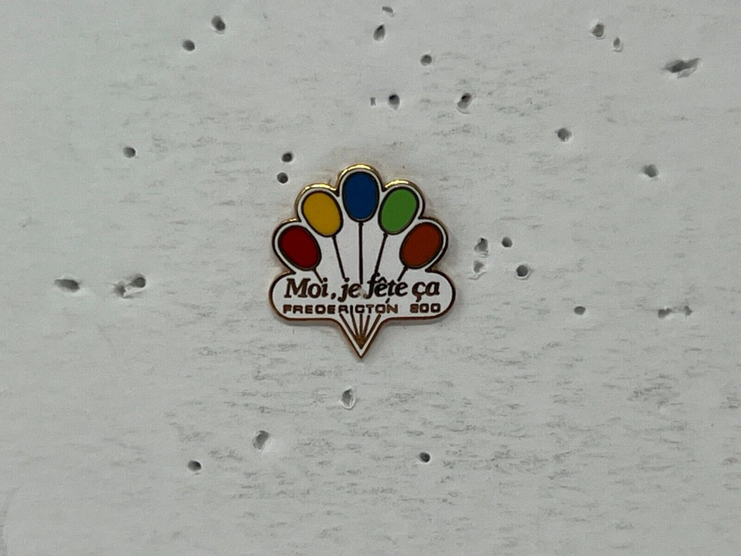 Moi, je fête ça Fredericton 200 Souvenir Cities & States Lapel Pin SP1