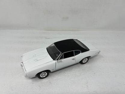 Johnny Lightning 1968 Pontiac GTO 1:24 Diecast