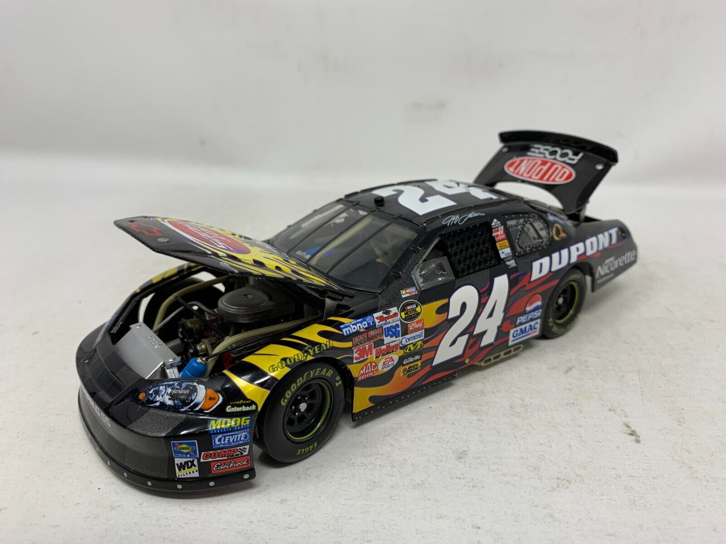 Action Nascar #24 Jeff Gordon Dupont Foose Design Chevy 1:24 Diecast