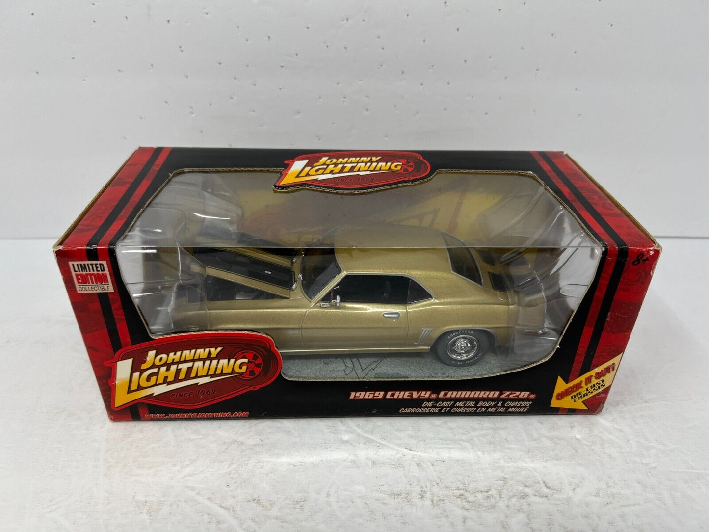 Johnny Lightning 1969 Chevy Camaro Z28 1:24 Diecast