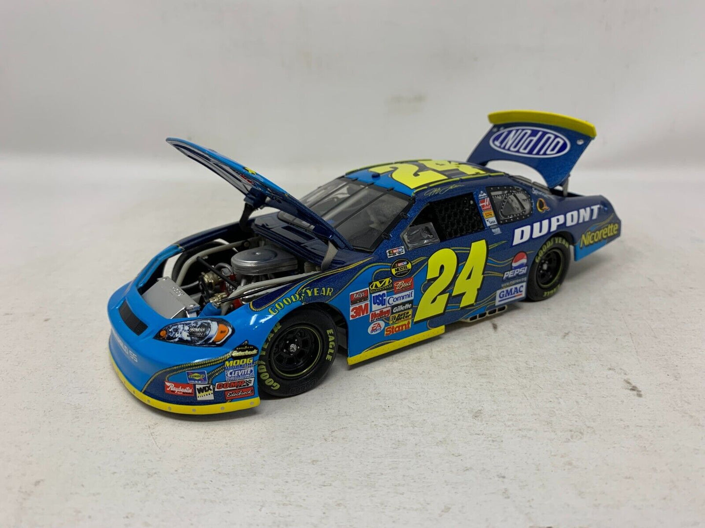 Motorsports Authentics #24 Jeff Gordon Dupont Military Monte Carlo 1:24 Diecast