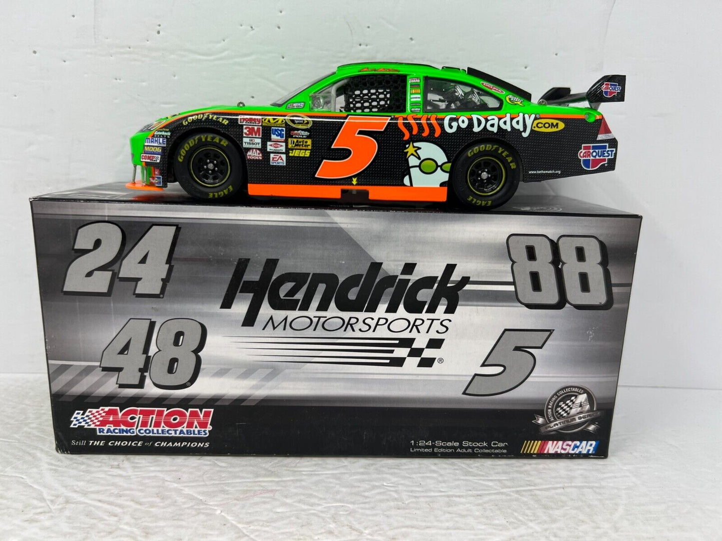 Action Nascar #5 Mark Martin GoDaddy 2010 Chevy Impala 1:24 Diecast